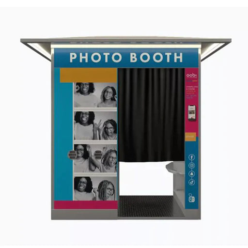 APPLE INDUSTRIES Face Place Photoma Outdoor – A water-resistant photo booth designed for outdoor events.