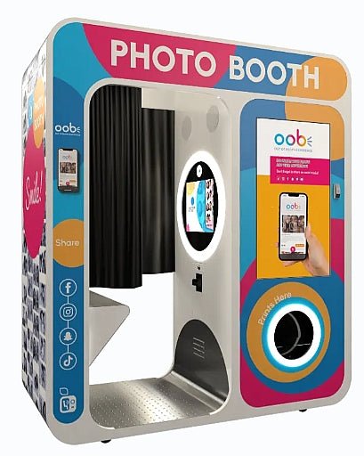 Apple Industries | Face Place Photoma | Photo Booth | Touch Screen | Compact Design